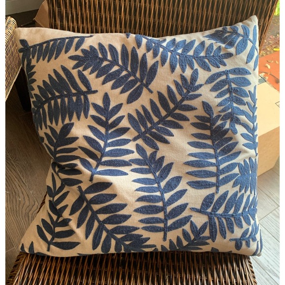 Decorative‎ Feathers Pillow - Picture 1 of 1